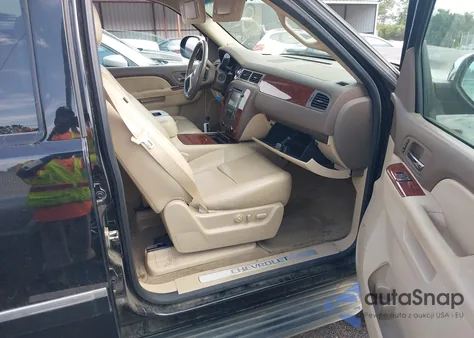 2013 Chevrolet Suburban 1500 Ltz z USA, uszkodzony, nr VIN 1GNSCKE08DR356810